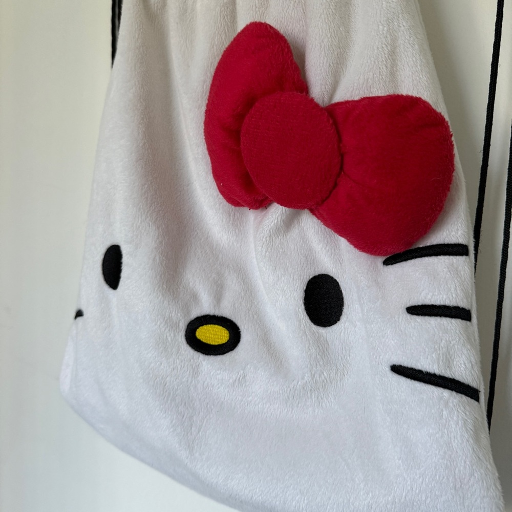 Hello Kitty White and Red Drawstring Backpack - Picture 2 of 3